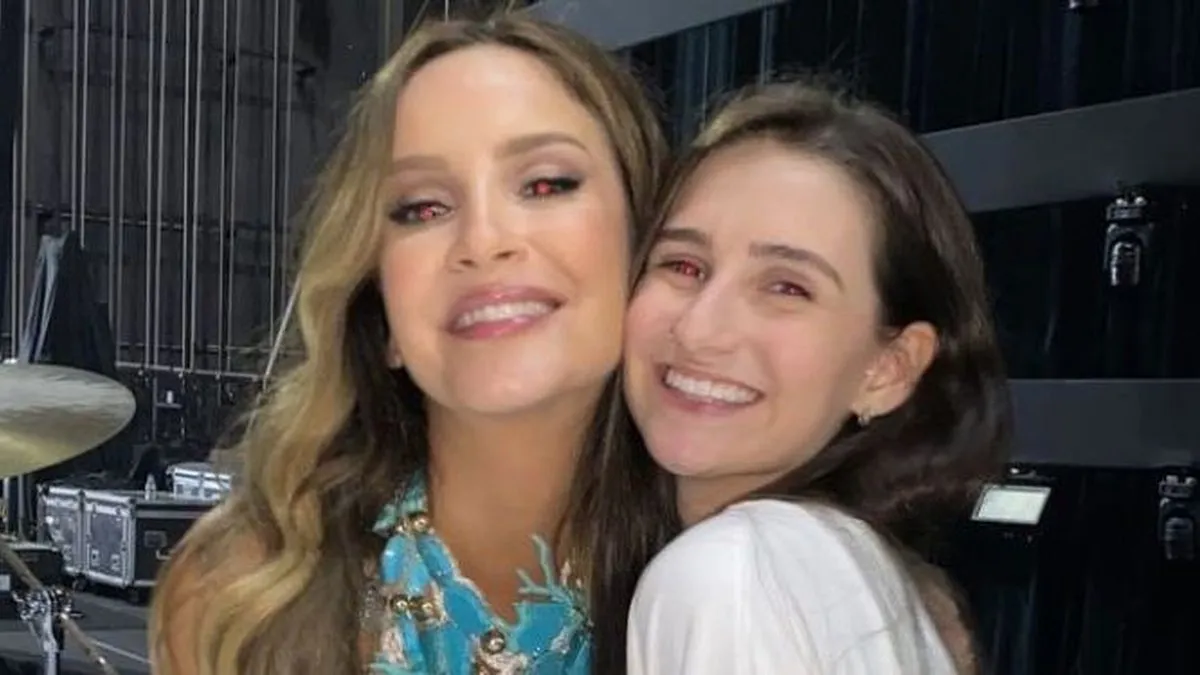 A dançarina Isabella Oliveira ao lado de Claudia Leitte