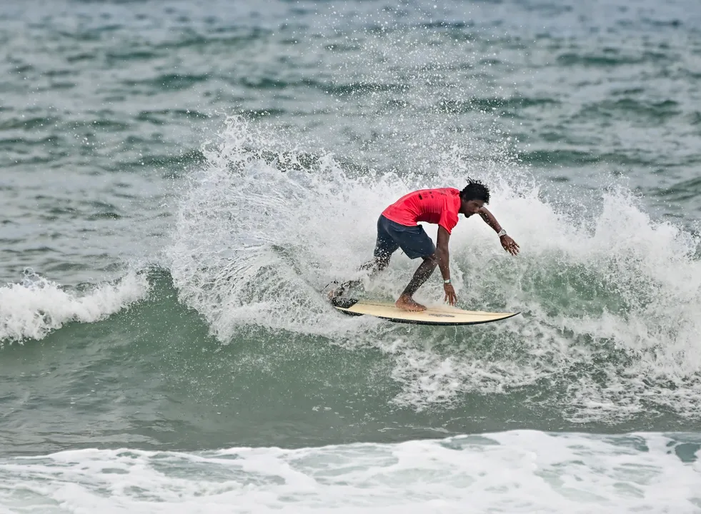 Demi Brasil conseguiu tirar o máximo das ondas de Praia do Forte e larga na frente pelo título baiano de surf