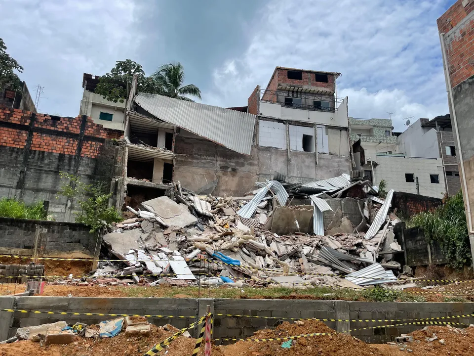 Moradores evacuaram casas vizinhas no momento da demolição