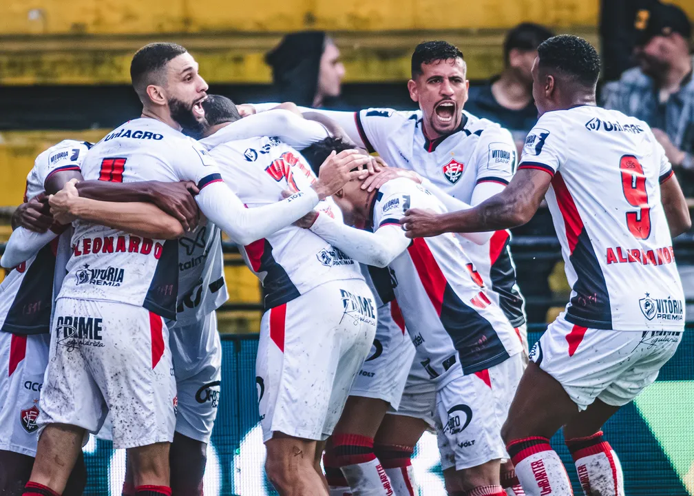 Jogadores do Vitória comemorando gol