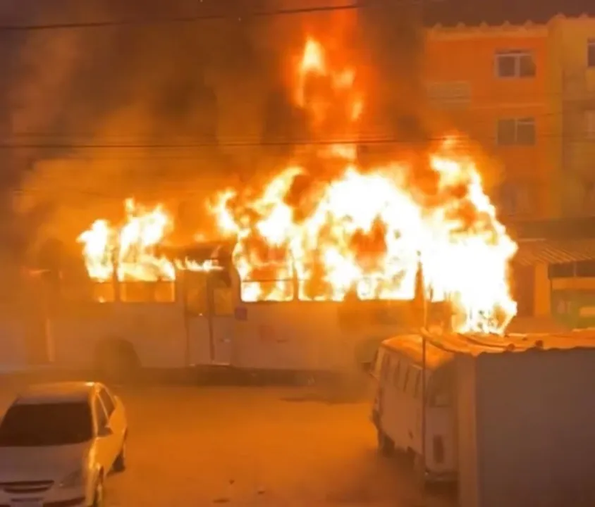 Imagem ilustrativa da imagem Destruição: ônibus pega fogo em Vista Alegre