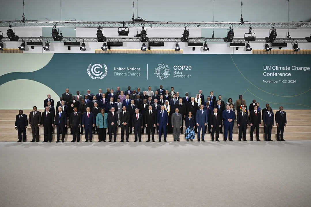 Líderes mundiais e delegados participantes posam para uma foto de família durante a Conferência das Nações Unidas sobre Mudanças Climáticas (COP29) em Baku.