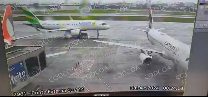 O incidente, registrado por câmeras de segurança, ocorreu quando um Airbus A-320 estava taxiando e colidiu com um Airbus A-319