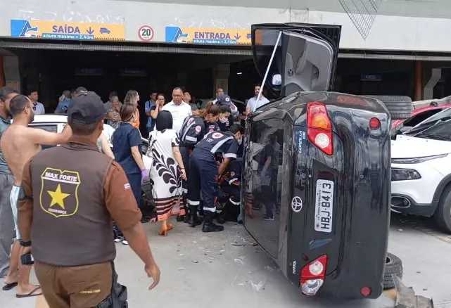 Imagem ilustrativa da imagem Dois carros caem de estacionamento e atingem outros veículos na Bahia