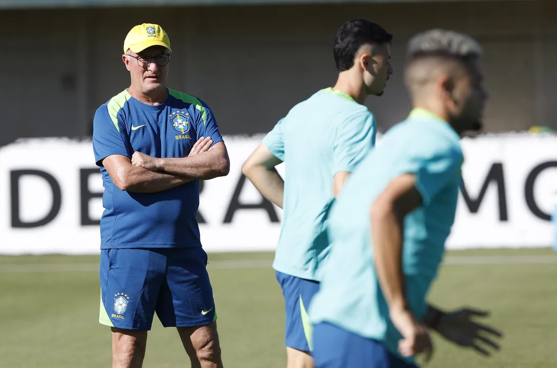 Dorival destaca que equipe colocou em prática treinamentos mesmo com dificuldade de encontrar espaços no primeiro tempo