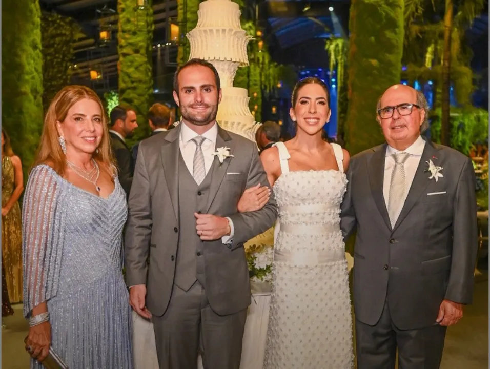 Os noivos Duda e Renato, com os pai dela, Eliane e Eugênio