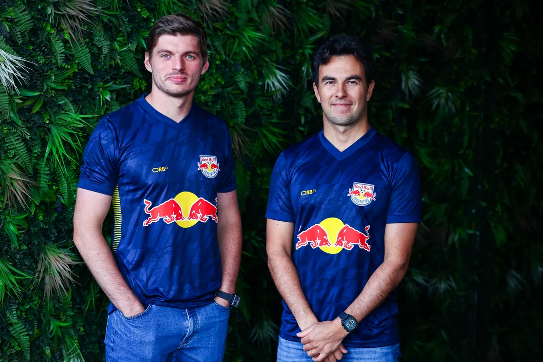 Max Verstappen e Sergio Pérez com a camisa do Bragantino