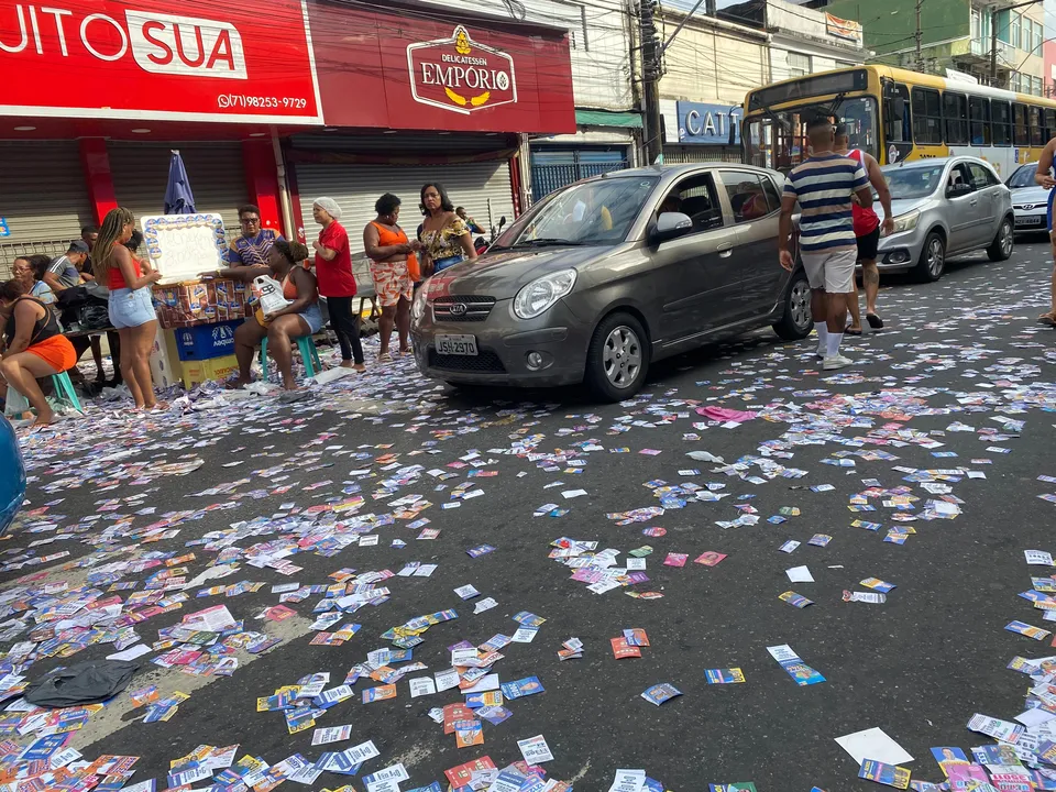 Santinhos espalhados pelas ruas do entorno do Colégio Duque de Caxias