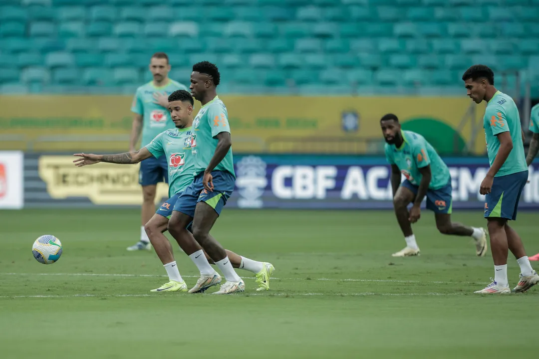 Com pouca intensidade, jogadores da Seleção Brasileira fizeram um treino leve e de reconhecimento do gramado durante a tarde de ontem, na Arena Fonte Nova