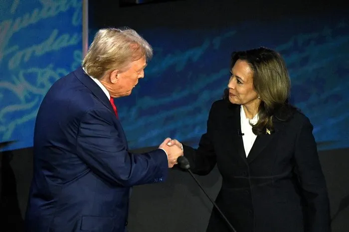 Kamala e Trump durante debate presidencial