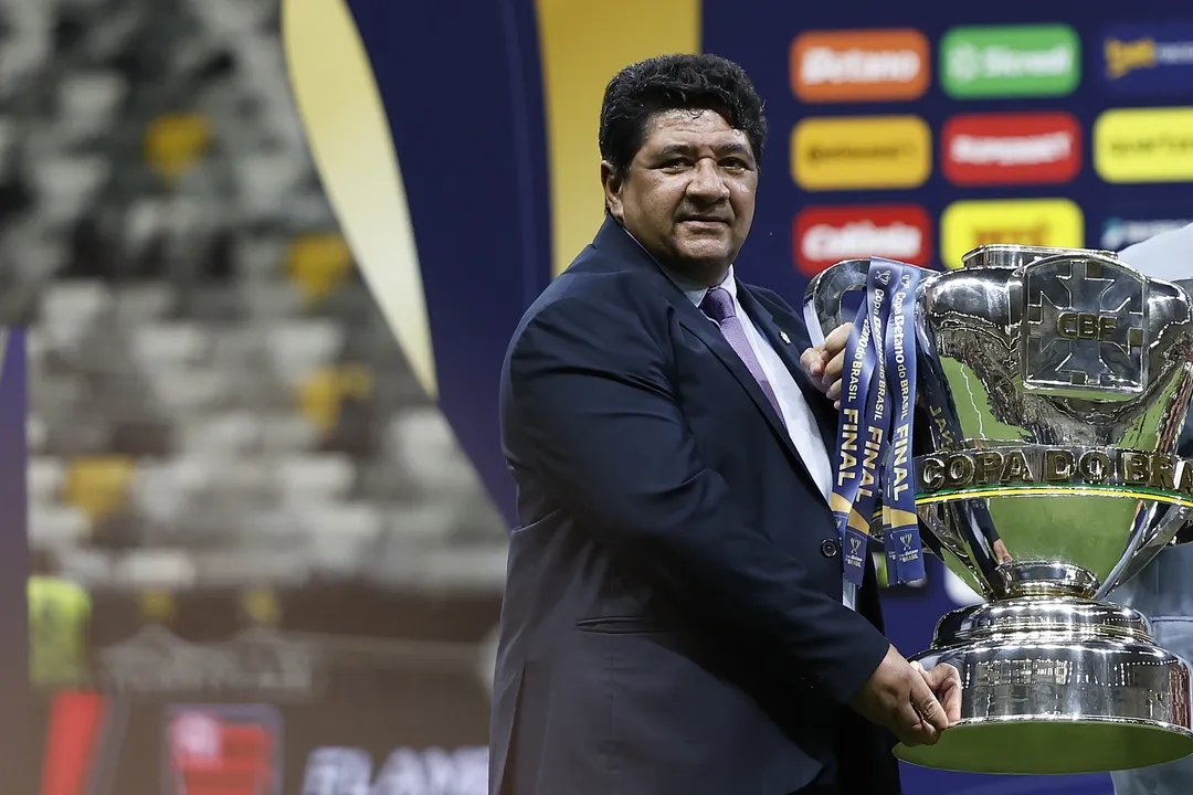 Ednaldo Rodrigues com a taça da Copa do Brasil