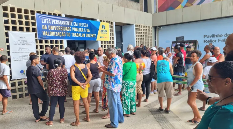 Eleitores aguardam a abertura dos portões