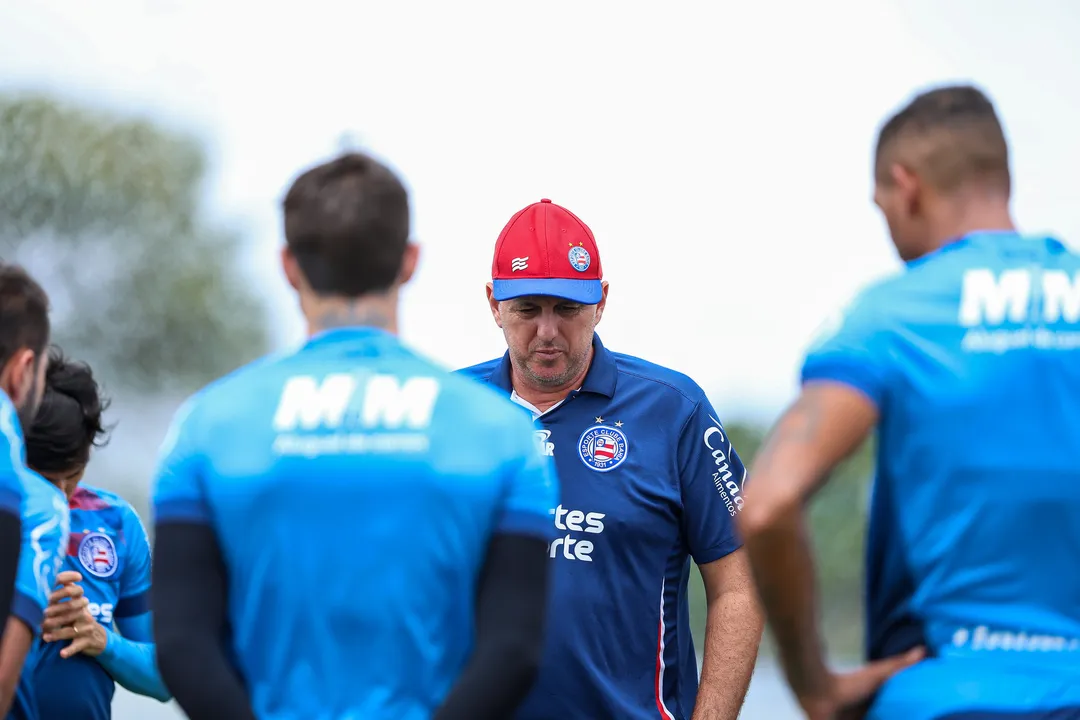 Rogério Ceni reúne o elenco tricolor antes da atividade no CT Evaristo de Macedo