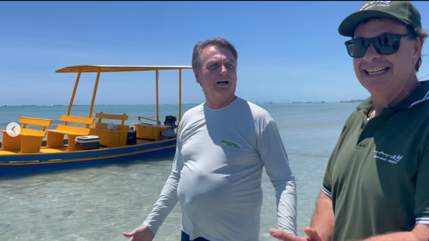 Bolsonaro e o ex-ministro do Turismo, Gílson Machado, passeiam na orla de Alagoas