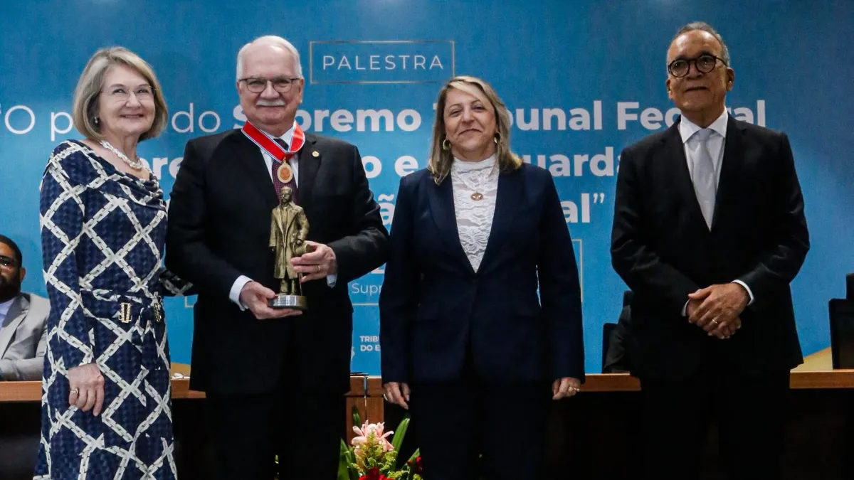 Condecoração aconteceu nesta segunda-feira,