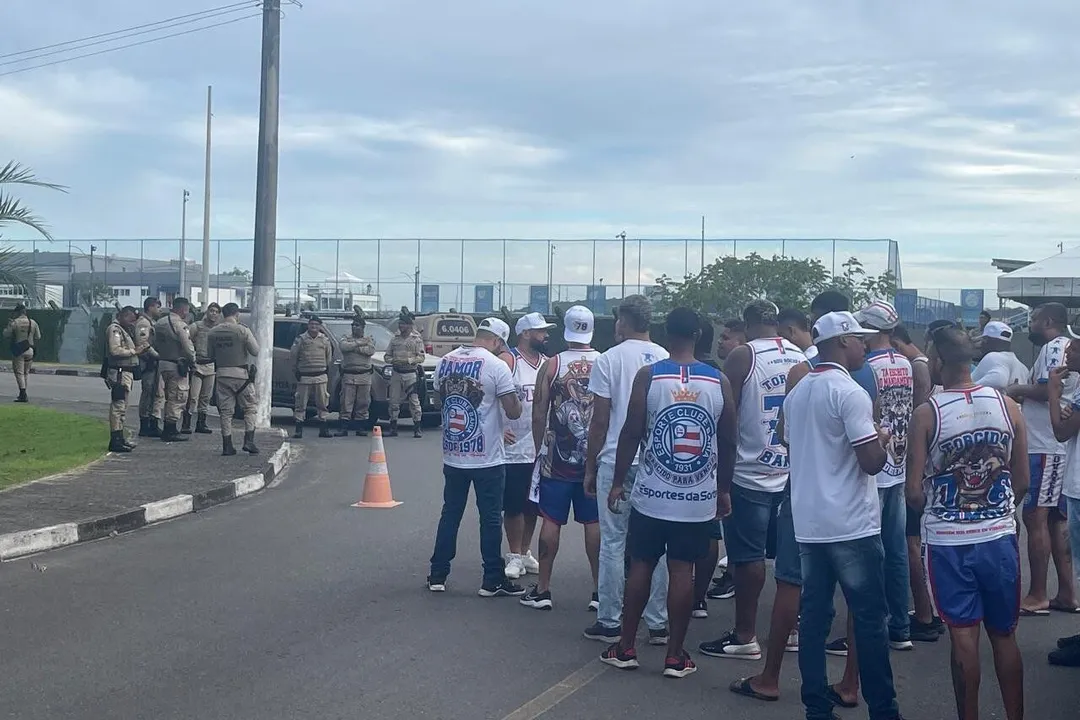 Torcedores do Bahia em frente ao CT Evaristo de Macedo