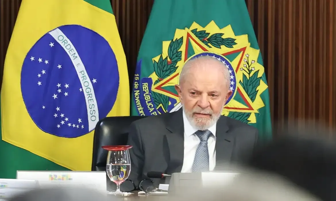 Lula teve mal-estar semelhante a um quadro gripal, acompanhado por dores de cabeça