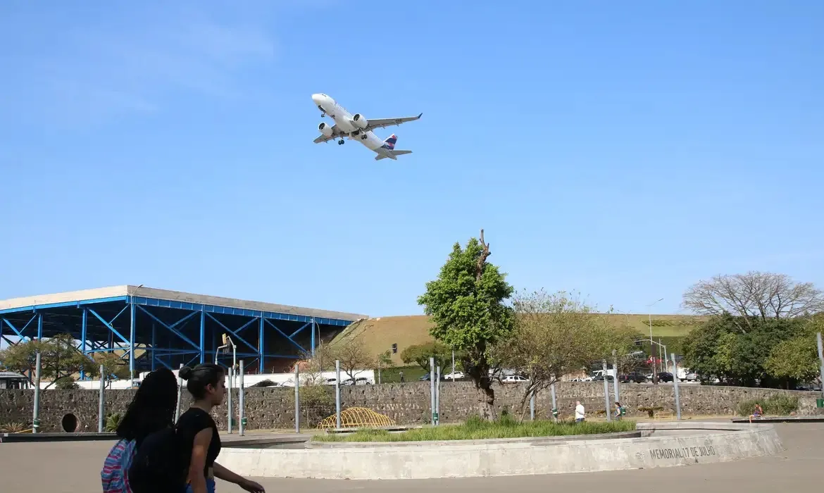 Os aviões ficaram a 22 metros de distância na pista do aeroporto