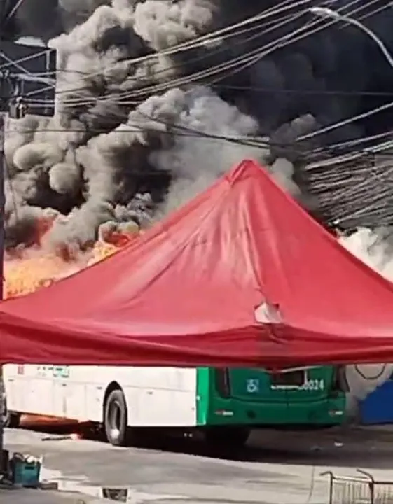 Ônibus incendiado no IAPI