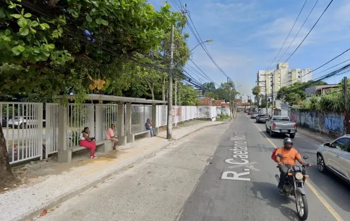 Ponto de ônibus na Rua Caetano Moura, na Federação, em Salvador.