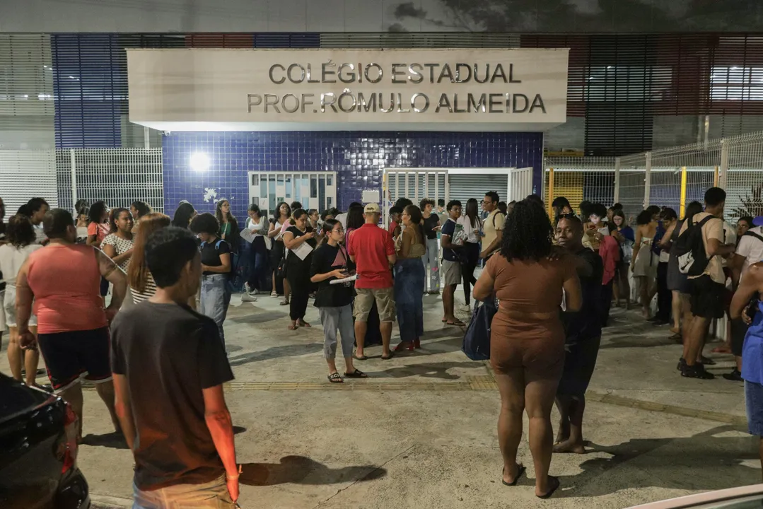 Estudantes deixando o colégio após prova do Enem em Salvador