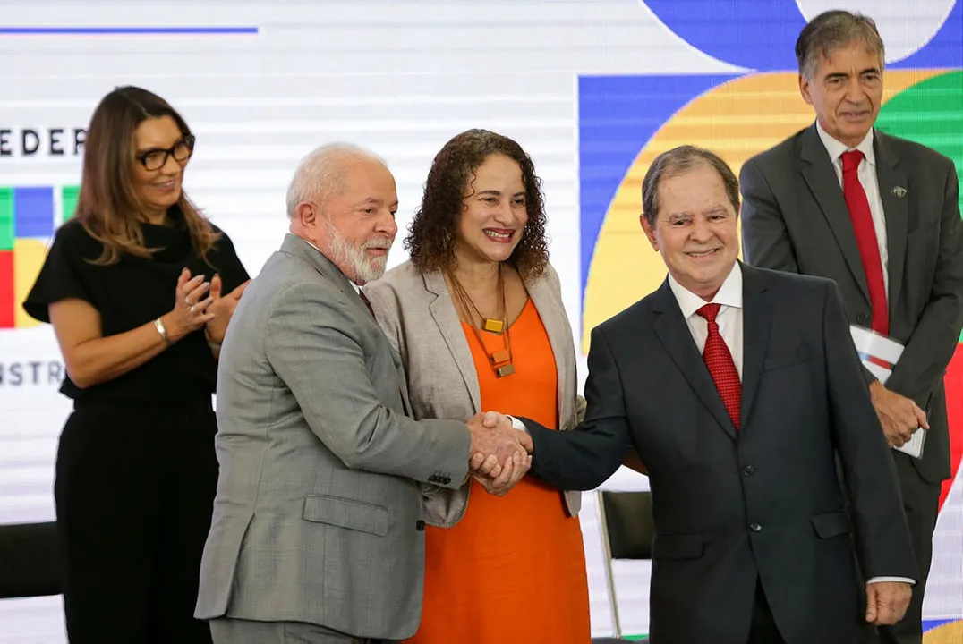 Lula ao lado da ministra Luciana da Ciência e Tecnologia, Luciana Santos e do ex-ministro Sérgio Rezende