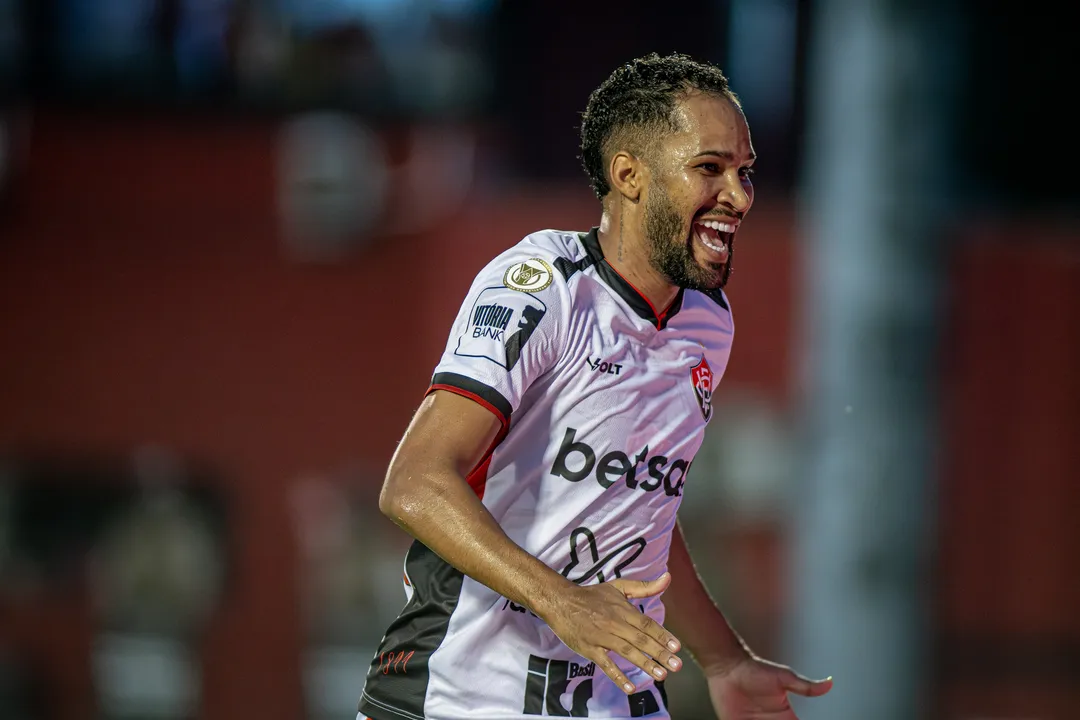 Everaldo comemorando seu primeiro gol pelo Vitória