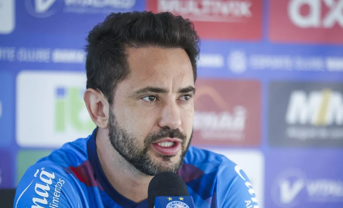 Everton Ribeiro concedeu entrevista coletiva nesta sexta-feira