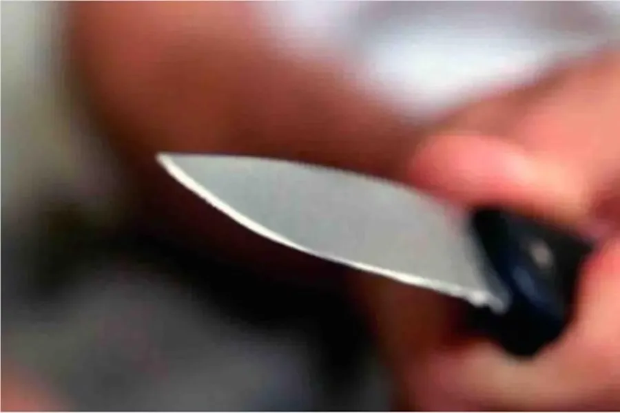 No local do crime, a polícia encontrou uma faca com vestígios de sangue e uma carta de despedida