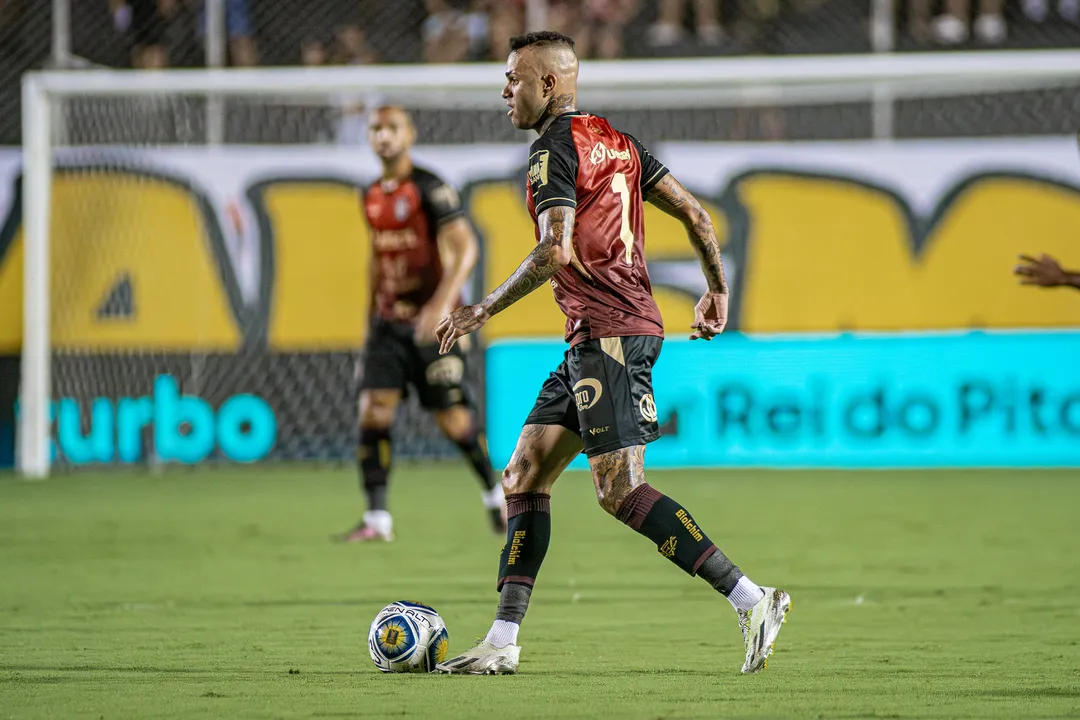 Luan em ação em sua última partida pelo Vitória