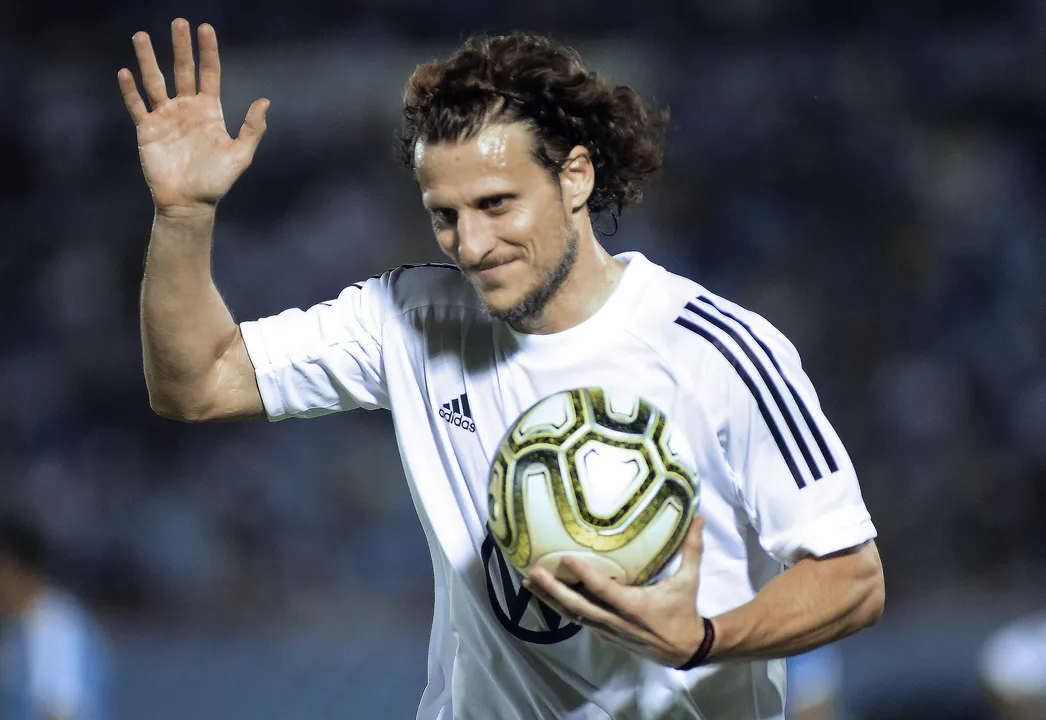 Diego Forlán fez sucesso jogando em grandes clubes e na seleção uruguaia