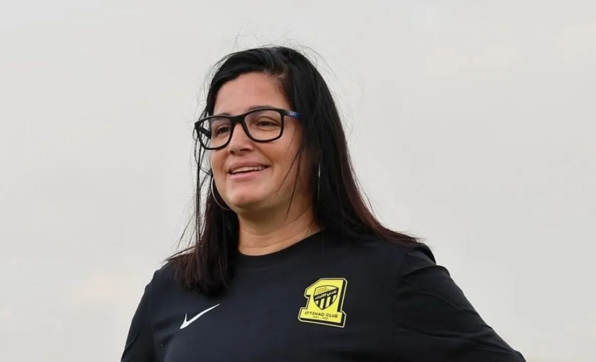 Lindsay Camila com a camisa do Al-Ittihad