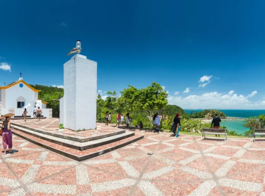 Uma procissão de barcos conduz uma imagem da Virgem de Guadalupe, criada e doada pelo artista plástico Vik Muniz, até a capela da colina da Ilha