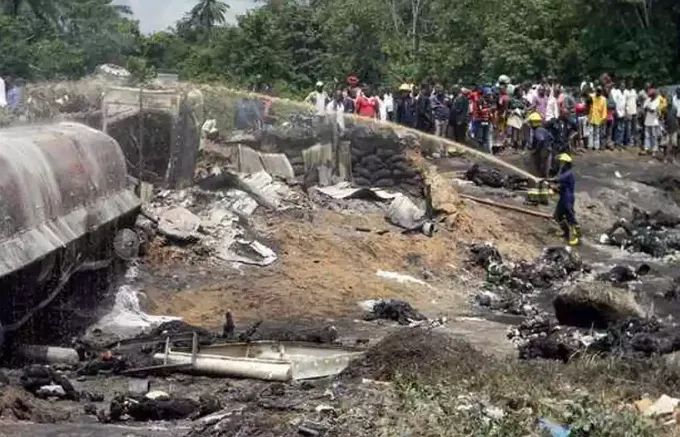 Imagem ilustrativa da imagem Explosão de caminhão-tanque deixa quase 100 mortos na Nigéria