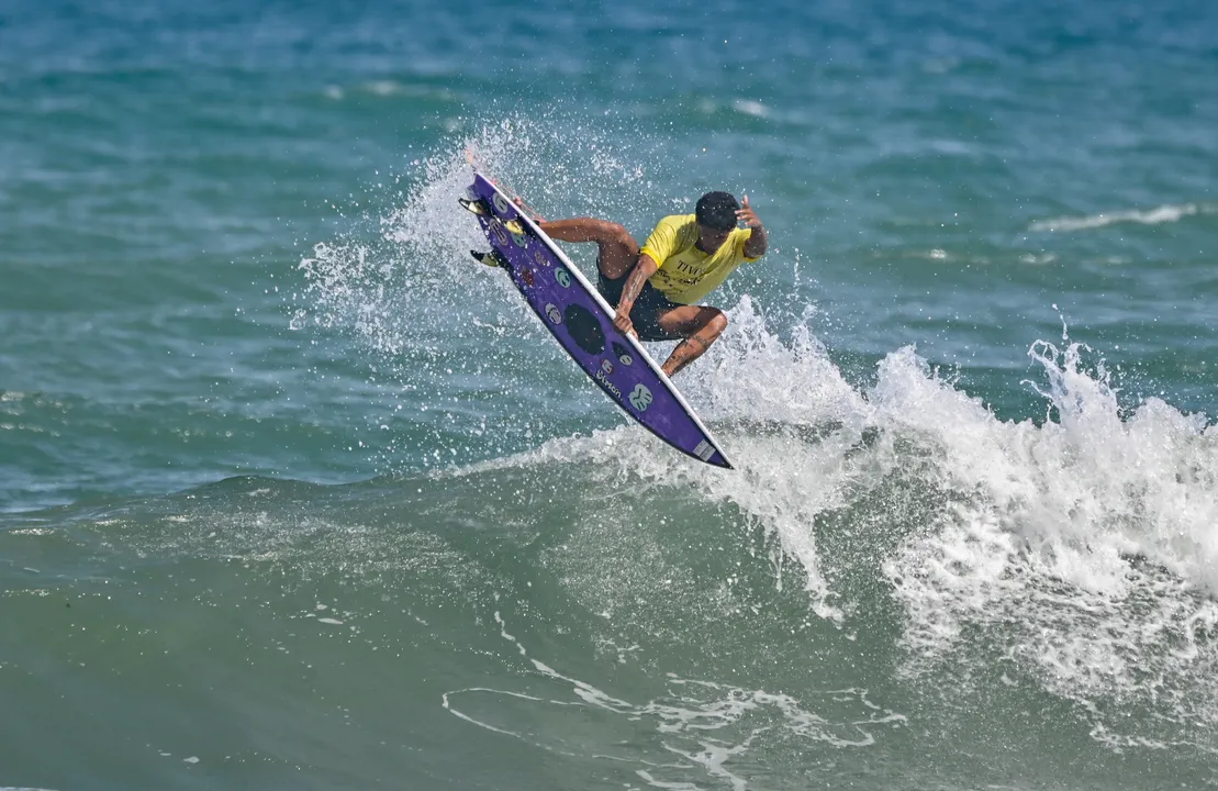 Ilheense Fabrício Bulhões vence segunda 
etapa do Tivoli Triple Crown na Praia do Forte