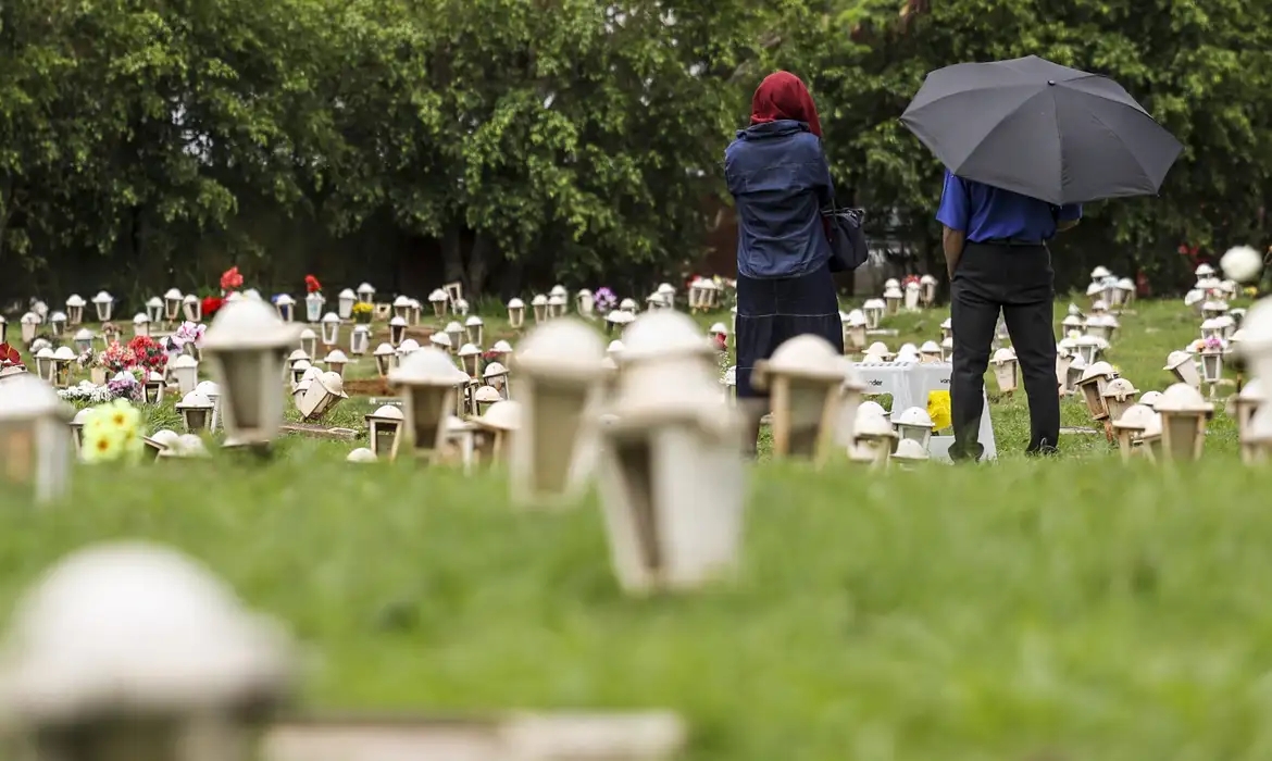 Feriado nacional observado anualmente em 2 de novembro, o Dia de Finados segue uma secular tradição católica de homenagem aos mortos