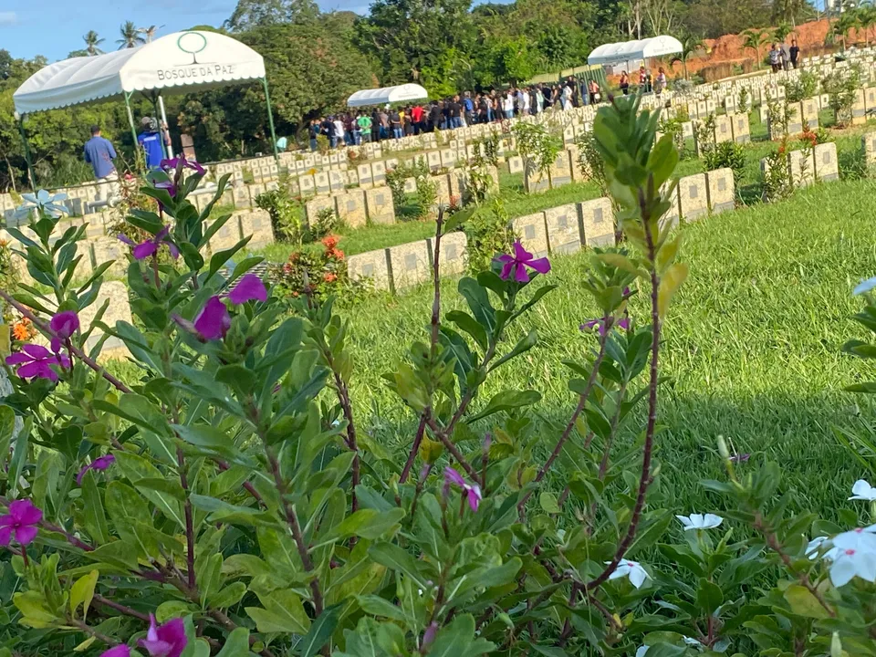 Imagem ilustrativa da imagem Familiares se despedem de Bruno Ornellas, jovem morto com garrafada