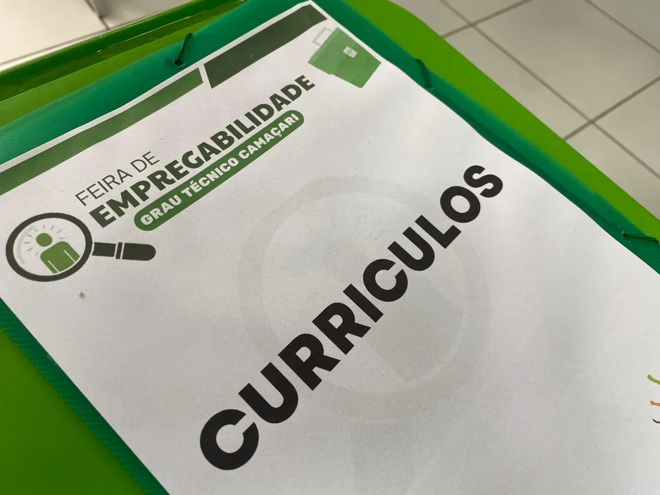 Para participar, é necessário comparecer com o currículo impresso