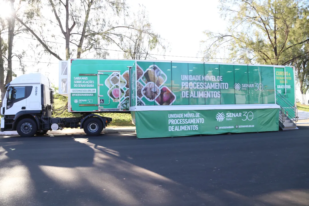 Carreta, transformada em uma cozinha móvel, para passar por todo o estado ensinando técnicas de preparo de alimentos.