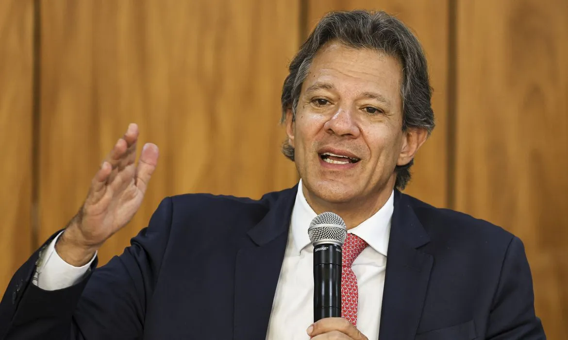 Ministro Fernando Haddad fala em novos cortes