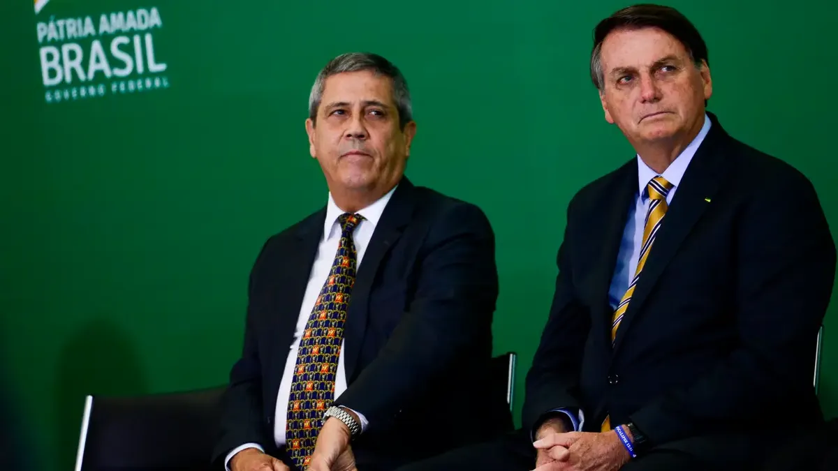 Ex-ministro da Casa Civil e Defesa, Braga Netto, ao lado do ex-presidente Jair Bolsonaro (PL)