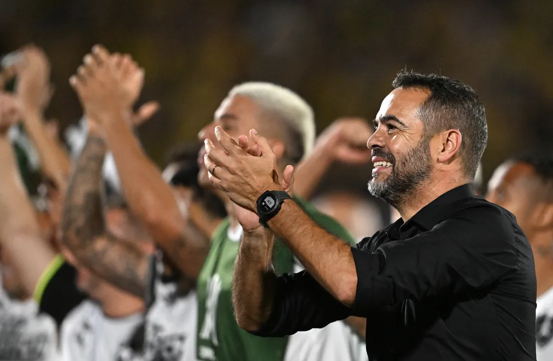 Técnico português Artur Jorge comemora a classificação do Botafogo à grande final da Libertadores