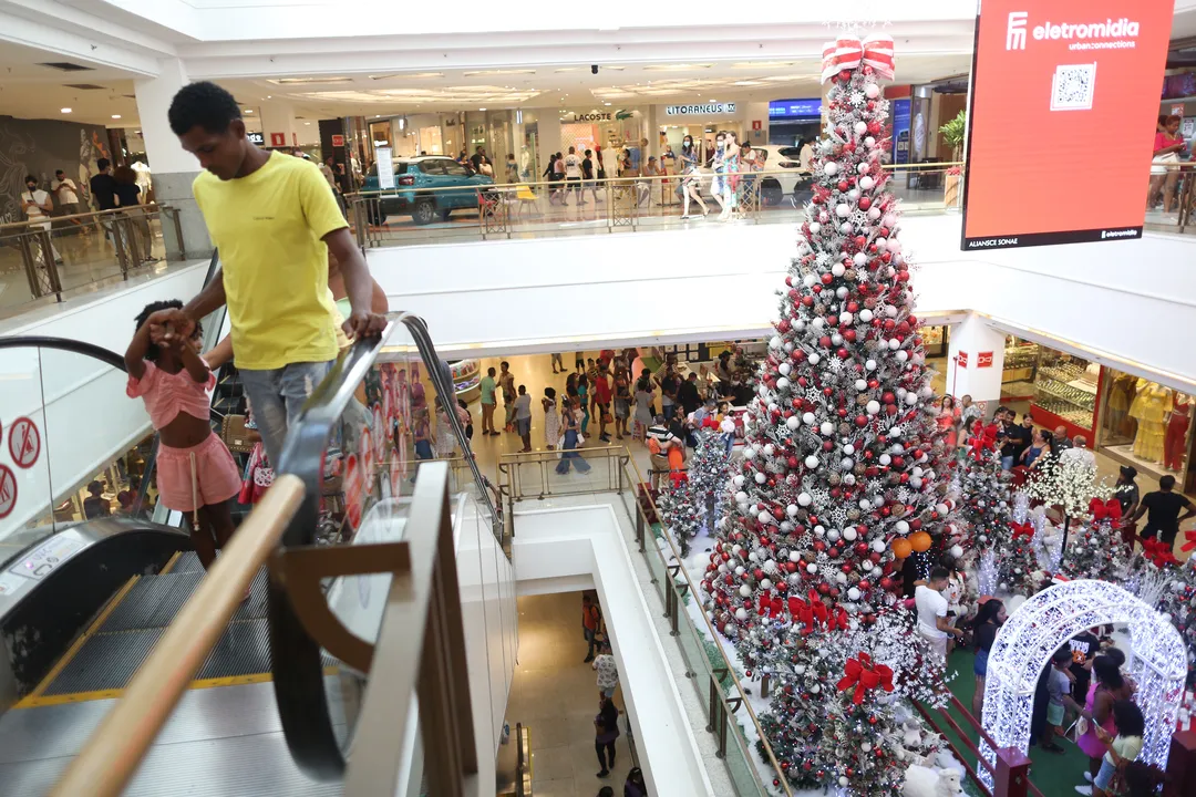 A injeção do 13º salário na economia e o desejo do consumidor de presentear no Natal aquecem o comércio no final do ano