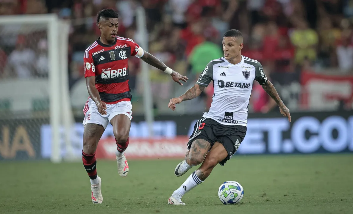 Bruno Henrique e Guilherme Arana em campo