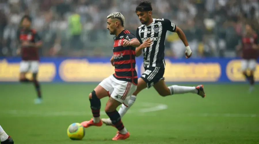 Arrascatea em duelo com Gustavo Scarpa