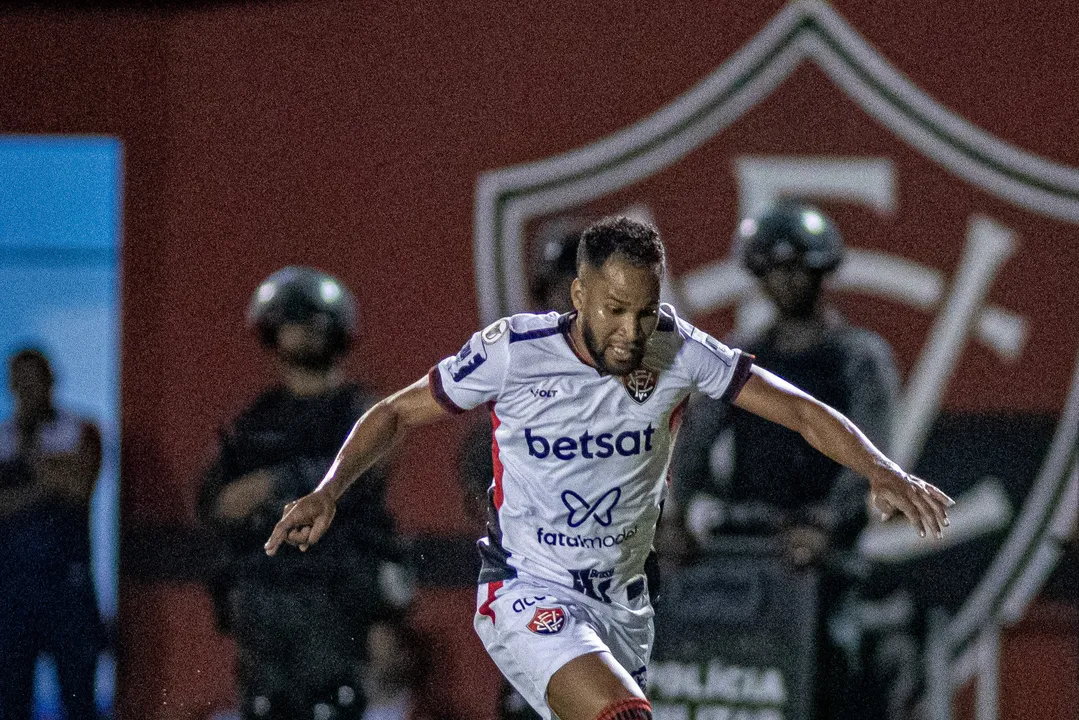 Atacante Everaldo em ação pelo Vitória