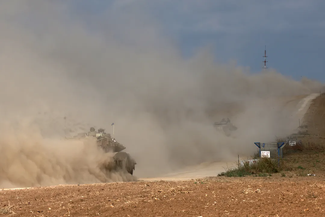 Um tanque do exército israelense dirige em uma área perto da fronteira sul de Israel com a Faixa de Gaza em 6 de outubro de 2024.