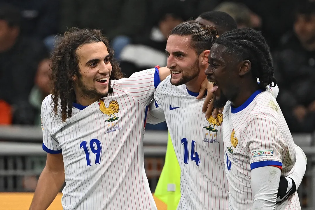 Adrien Rabiot celebra gol ao lado de Guendouzi e Manu Kone