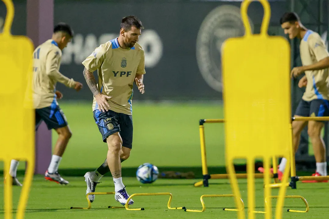 Lionel Messi durante treino com a Argentina