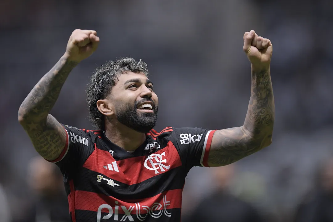 Gabigol comemora o pentacampeonato da Copa do Brasil diante do Atlético-MG